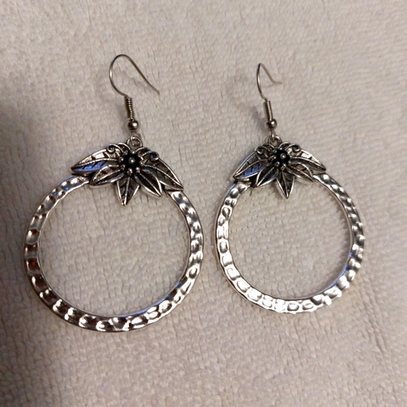 CHICO'S 2' INCH LARGE HOOPS W/ HAMMER FINISH STORE SAMPLE NWOT - Picture 3 of 6